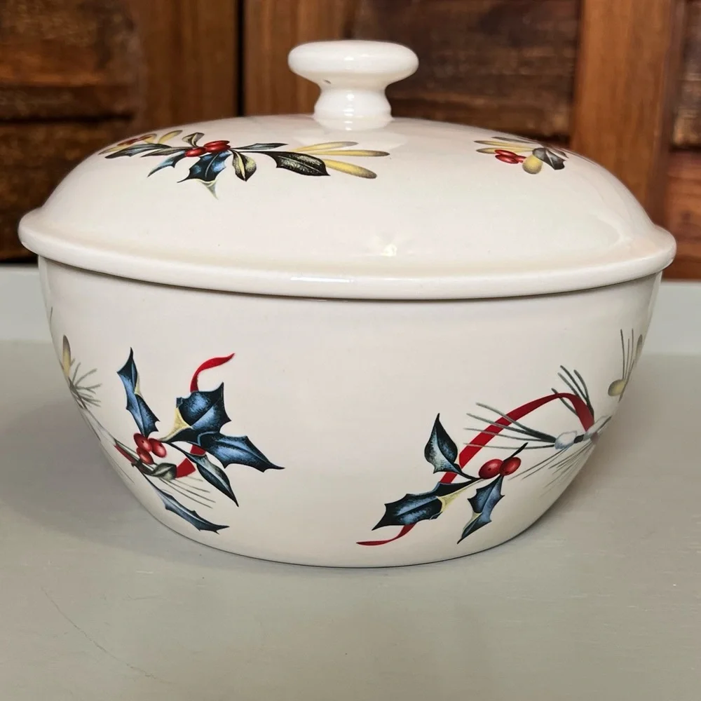 Lennox Holiday/Winter Bluebird Covered Casserole Dish. Classic style with lid ❤️